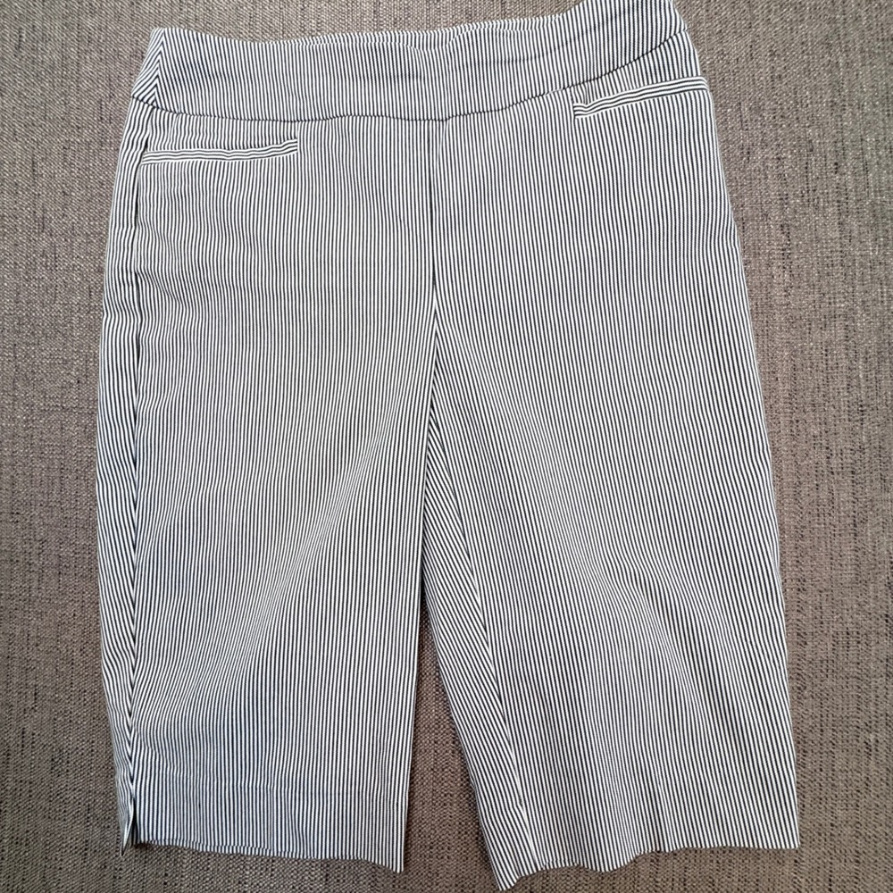 Chicos Striped Bermuda Shorts Navy Blue White Pull On Stretch Size 00S US 2S